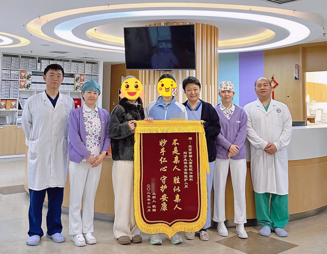 Ranran presents a banner to the dental and MDT team