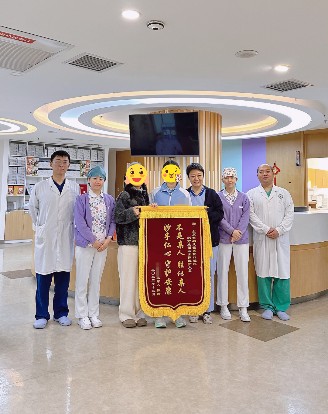 Ranran stands with the multidisciplinary medical team that cared for her during the heart episode