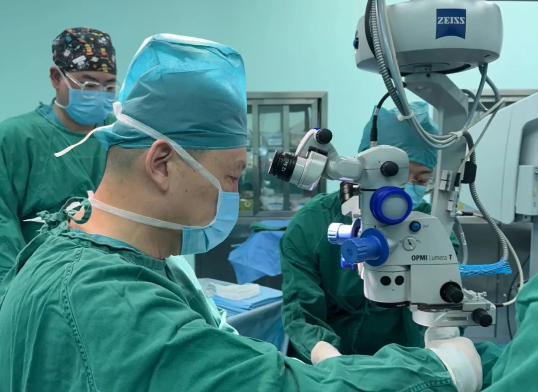 Dr. Li Ningdong performing complex pediatric strabismus surgery