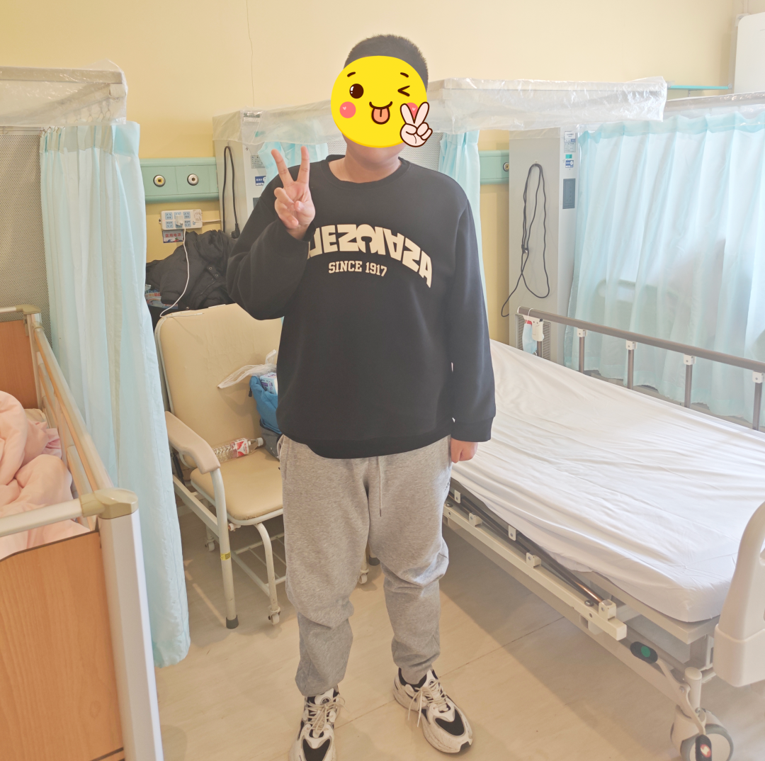 Xiaochen strikes a victory pose after recovering from M3 leukemia