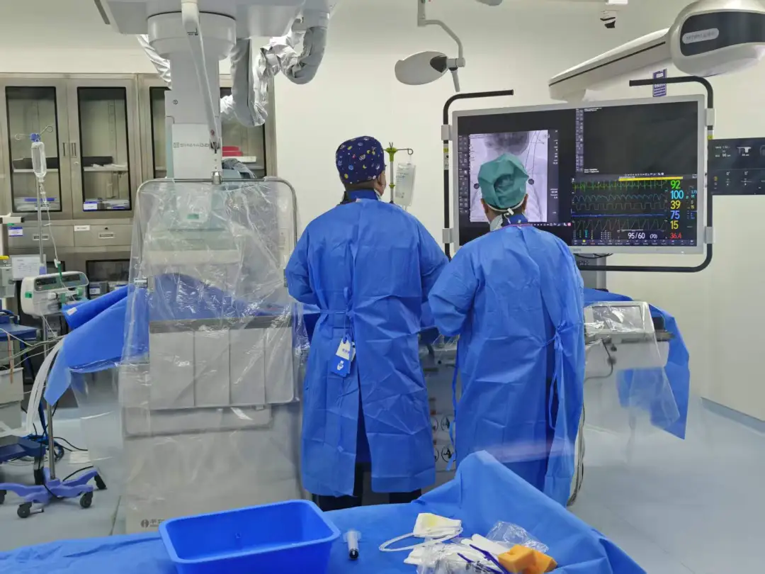 Director Liang Tianwei's ophthalmology team performing laser photocoagulation treatment on Yaoyao