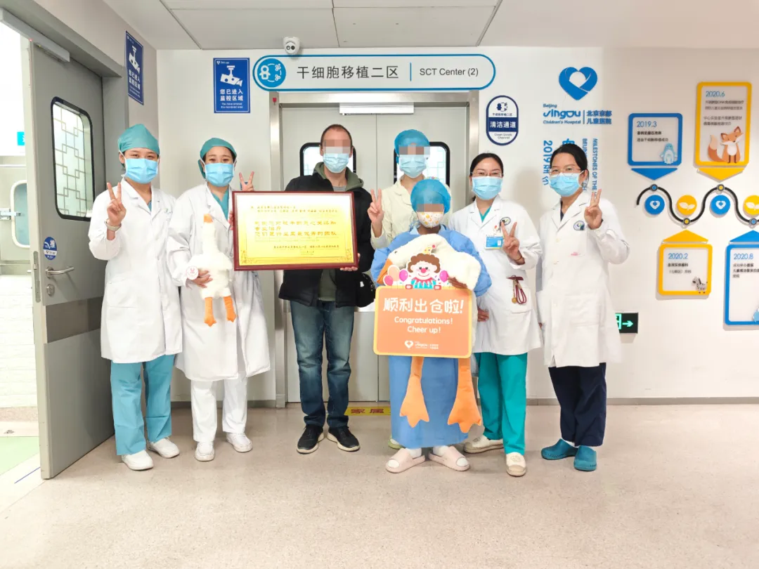 Sasha and family present a plaque to the transplant team