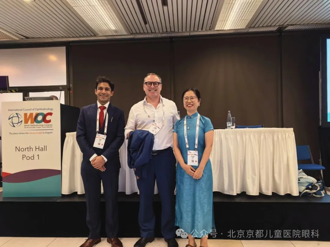 Dr. Liang Tianwei with international ophthalmology experts at WOC 2026